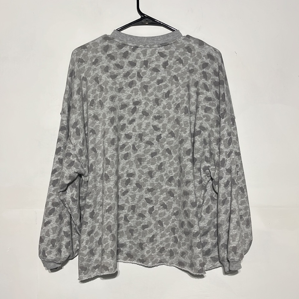 Aerie Grey Leopard Print Raw Hem Oversized Pullover Sweater Size S - Picture 8 of 8